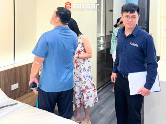 nhân viên tư vấn mẫu tủ bếp