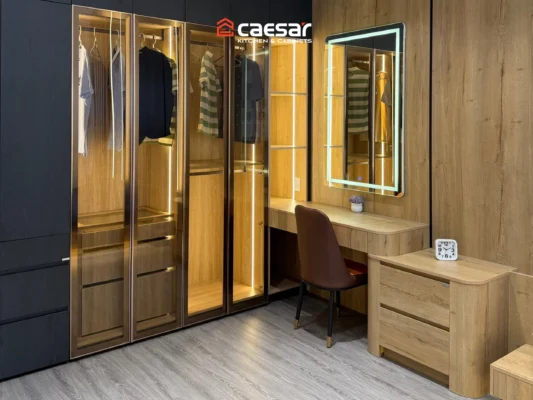 Tủ quần áo cánh kính kết hợp bàn trang điểm gỗ và gương LED tại showroom Caesar Bình Dương