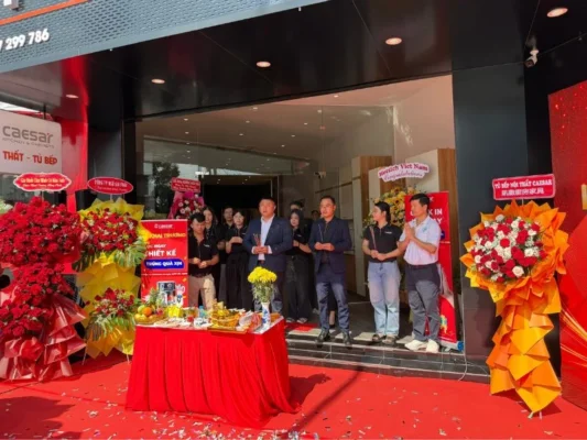 Nghi thức khai trương showroom Caesar.