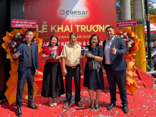 Khách hàng nhận quà tại lễ khai trương showroom Caesar Bình Dương.