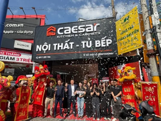 Tập thể Caesar trong ngày khai trương.