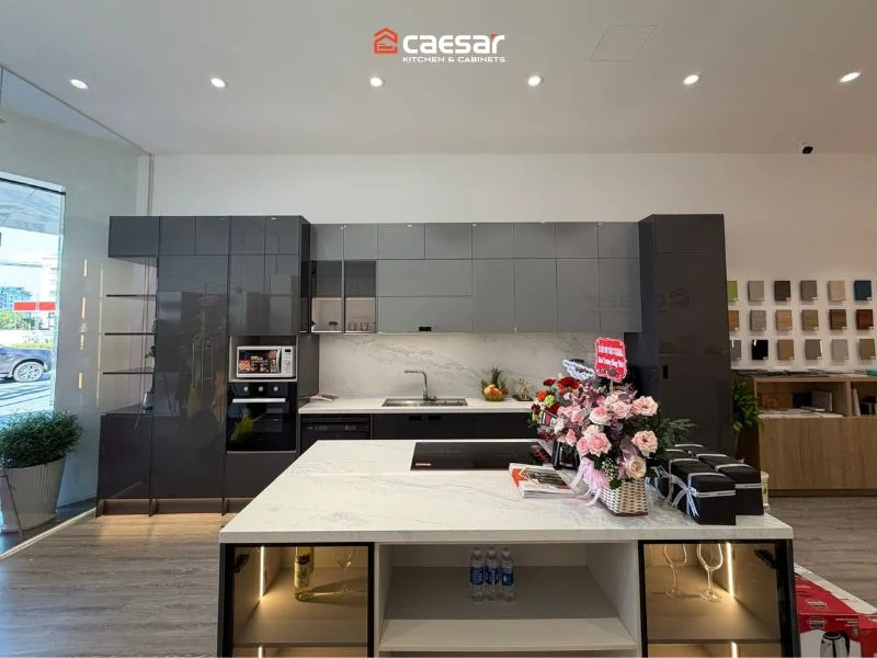 Không gian trưng bày tủ bếp tại showroom