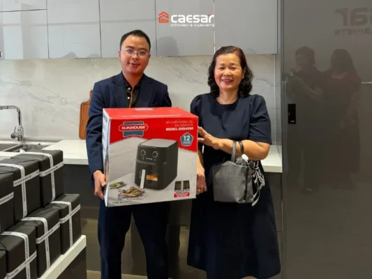 Khách hàng nhận quà tặng tại showroom Caesar Bình Dương.