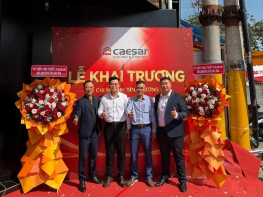 Đại diện Caesar và đối tác tại lễ khai trương showroom nội thất Bình Dương.