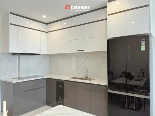 Tủ bếp chữ L tận dụng góc tường và tăng không gian lưu trữ.