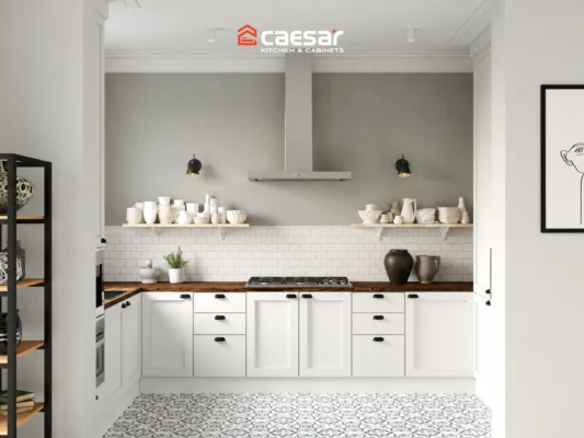 Thiết kế bếp không tủ trên với hệ tủ dưới màu trắng và kệ gỗ mở