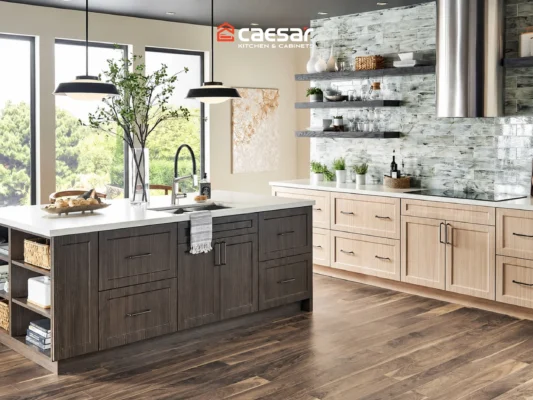 Không gian bếp không tủ trên với hệ tủ dưới hai màu và bàn đảo lớn