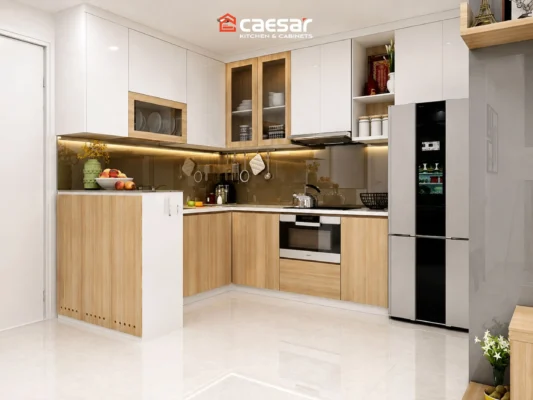 Tủ bếp chữ L có khu vực thờ Ông Táo bố trí gần tủ lạnh
